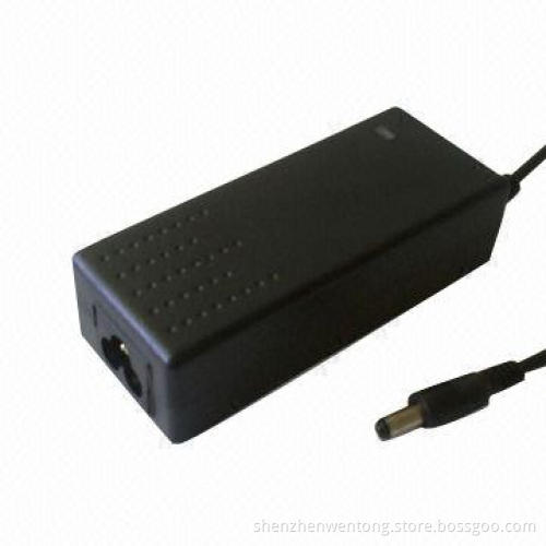 Laptop AC Adapter with 15V Output Power and GS/UL/SAA/PSE/CCC Marks, Measures 108 x 45 x 32mm